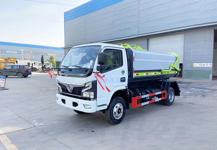 東風(fēng)小多利卡側(cè)裝掛桶垃圾車(chē)