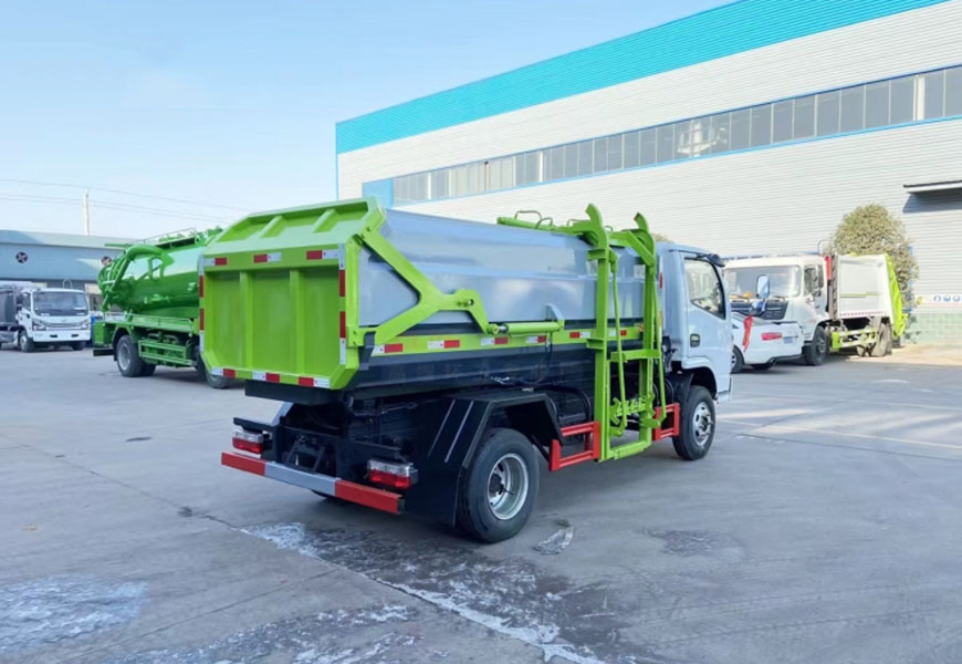 東風(fēng)小多利卡側(cè)裝掛桶垃圾車(chē)