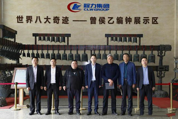 在程力汽車集團總部迎賓大廳，雙方代表觀摩世界八大奇跡編鐘后合影紀念